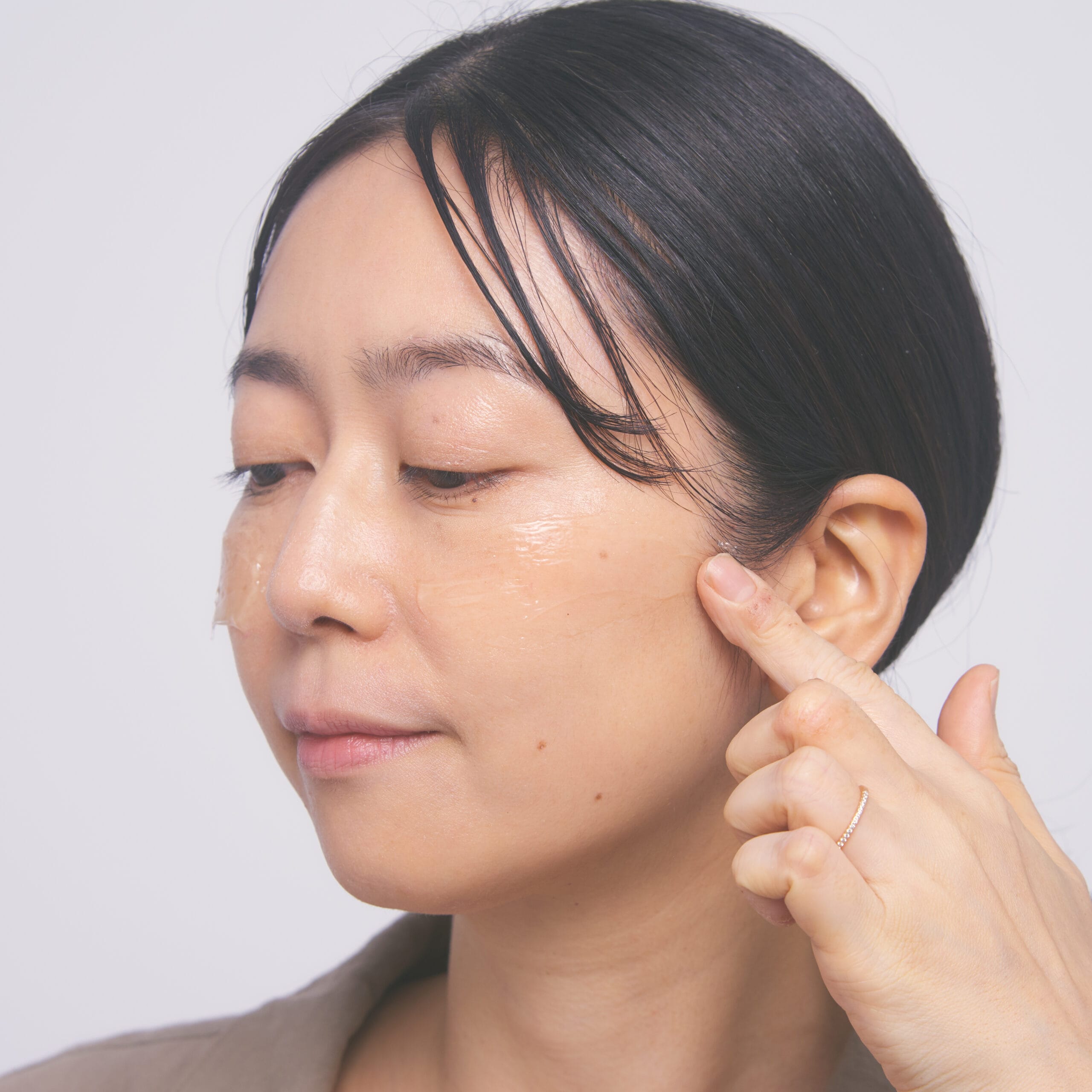 スキンフード クレンジングバームを使用しているところ
