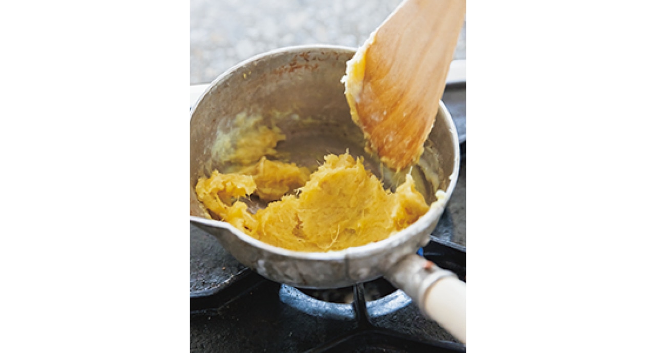 いもを牛乳でのばし、もったりする程度まで加熱。