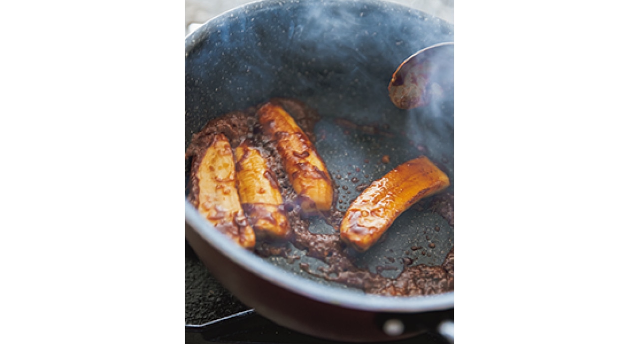 バナナがカラメルにからんだら、焦げる前に火を止めて。