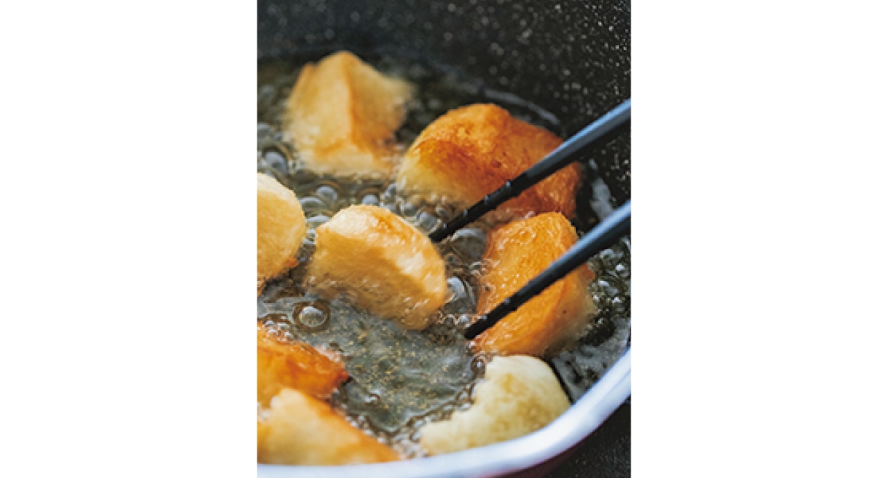 きつね色になってカラリと揚がれば、引き上げてOK。