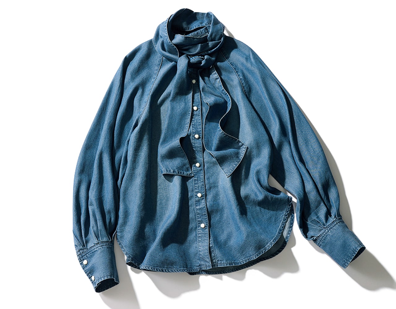 allureville（アルアバイル）のボウタイブラウス　￥29700（10月発売予定）