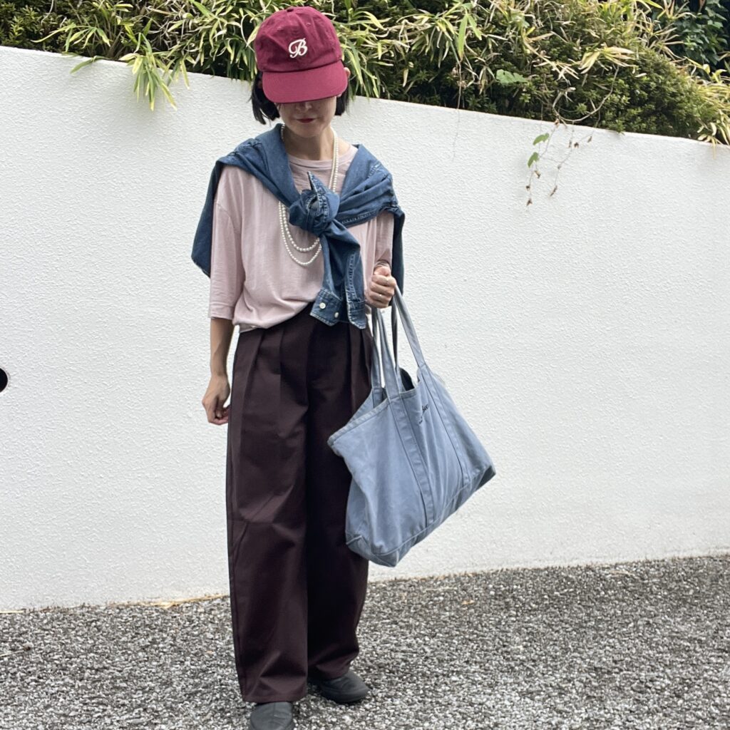 GU『チノバレルレッグタックパンツ』にMADISONBLUEのキャップ、L.L.Beanのトートバッグを合わせたコーデ