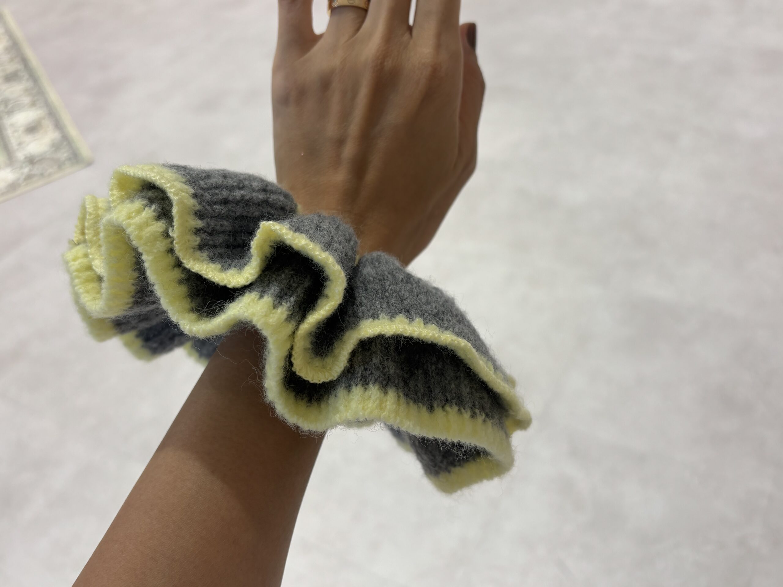 GU×rokh　ニットシュシュを腕に装着