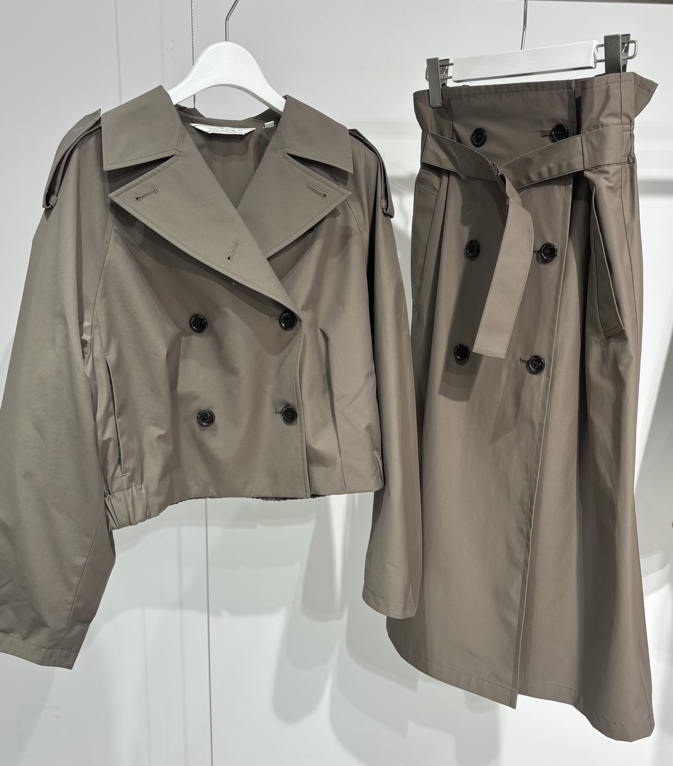 GU×rokh　ショートトレンチコート by rokh　5990円・トレンチスカート by rokh　3990円