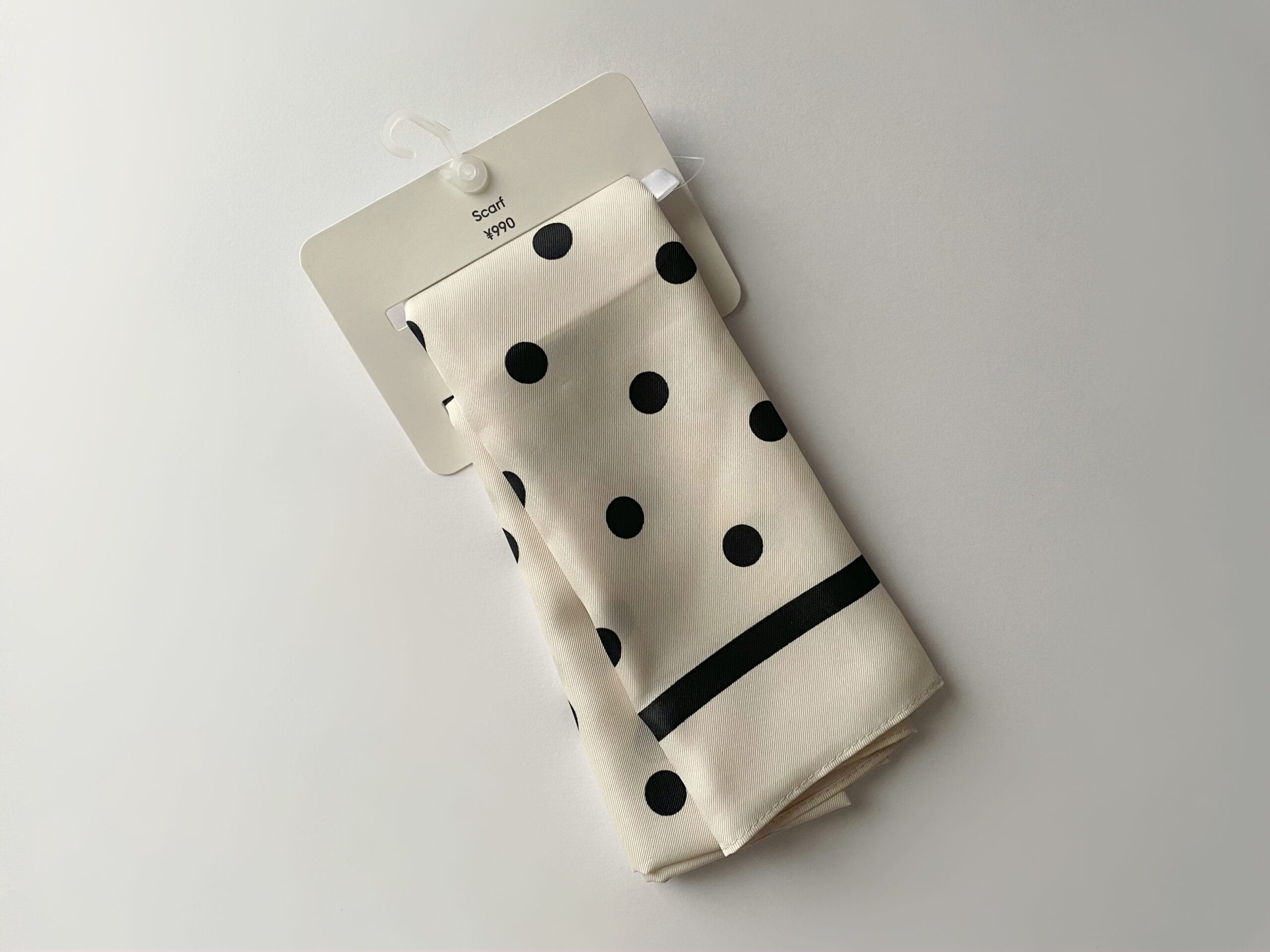 GUのドットスカーフ(NATURAL)の商品画像。