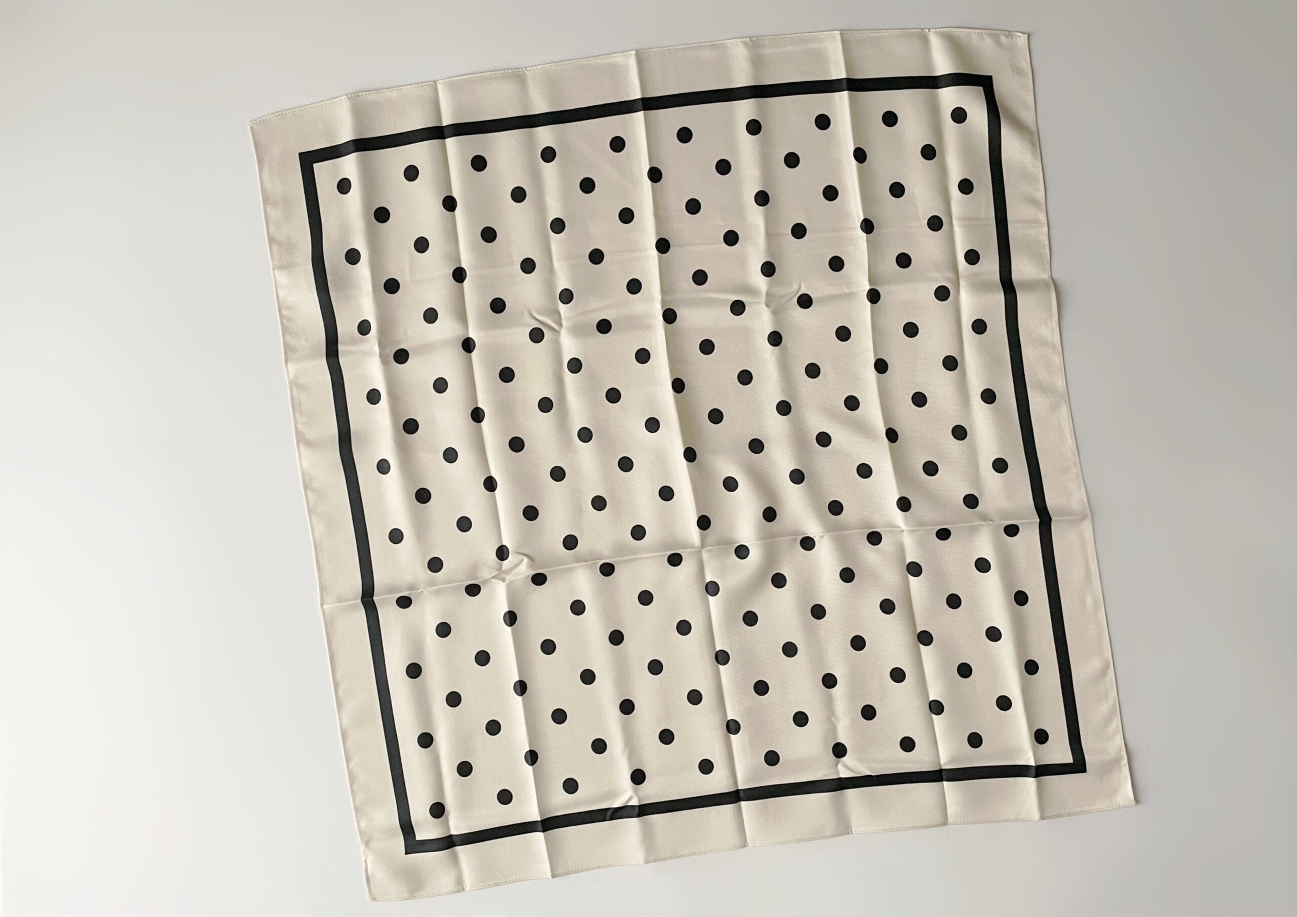 GUのドットスカーフ(NATURAL)を広げてみた写真。