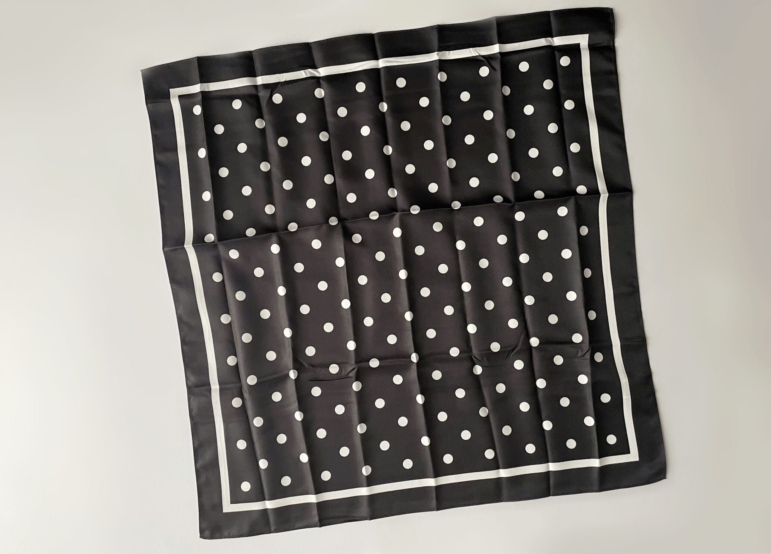 GUのドットスカーフ(BLACK)を広げてみた写真。