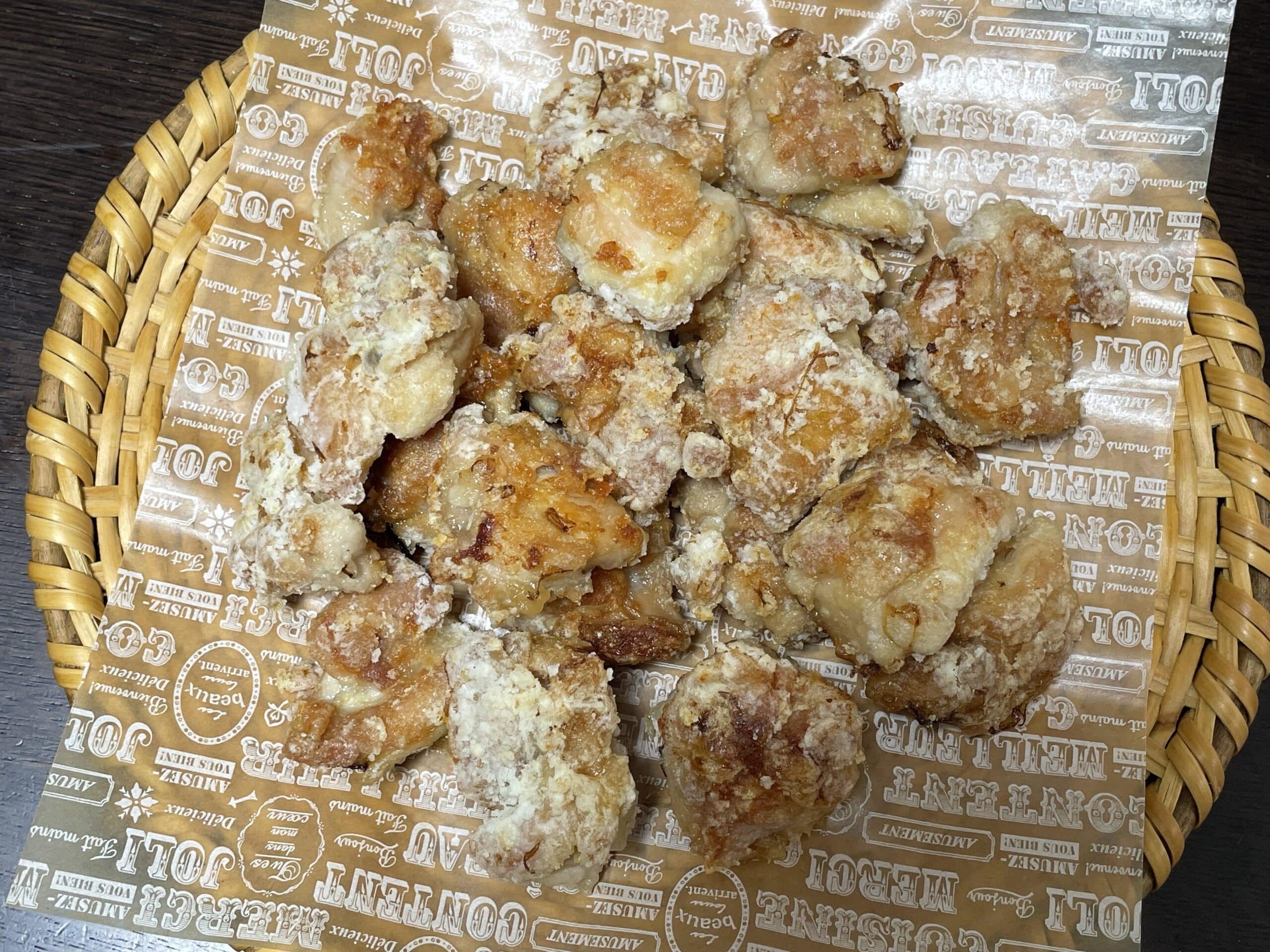 コウケンテツさんのレシピ「唐揚げ」で40代主婦が作ってみた写真。ざるにクッキングシートを敷いてのせている。