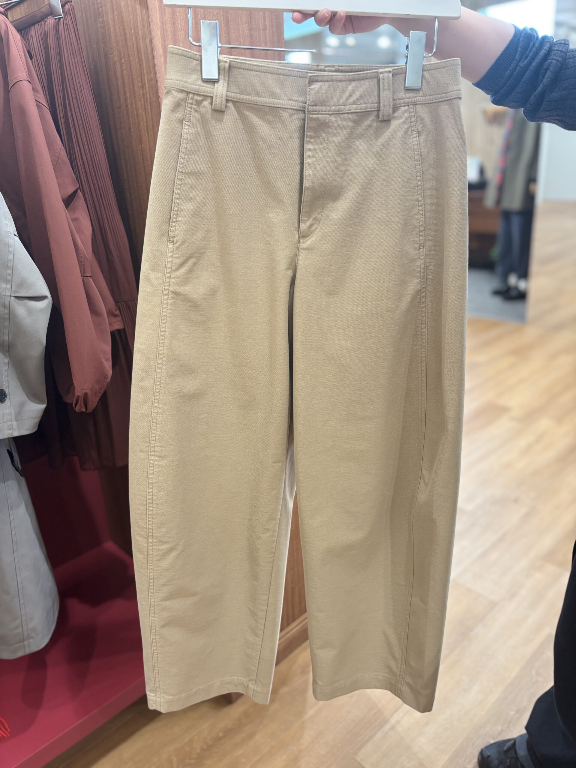 ユニクロのジャージーバレルレッグパンツ