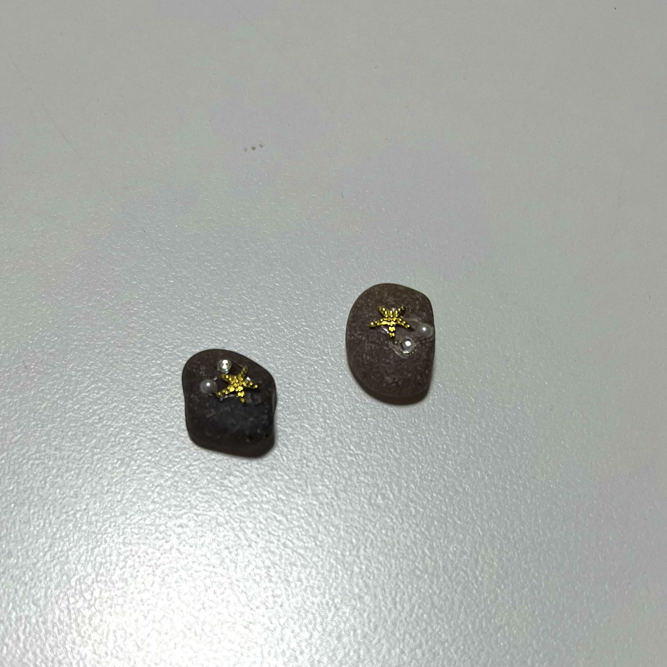 シーグラスとネイルシールで華やかピアスを作る途中の工程