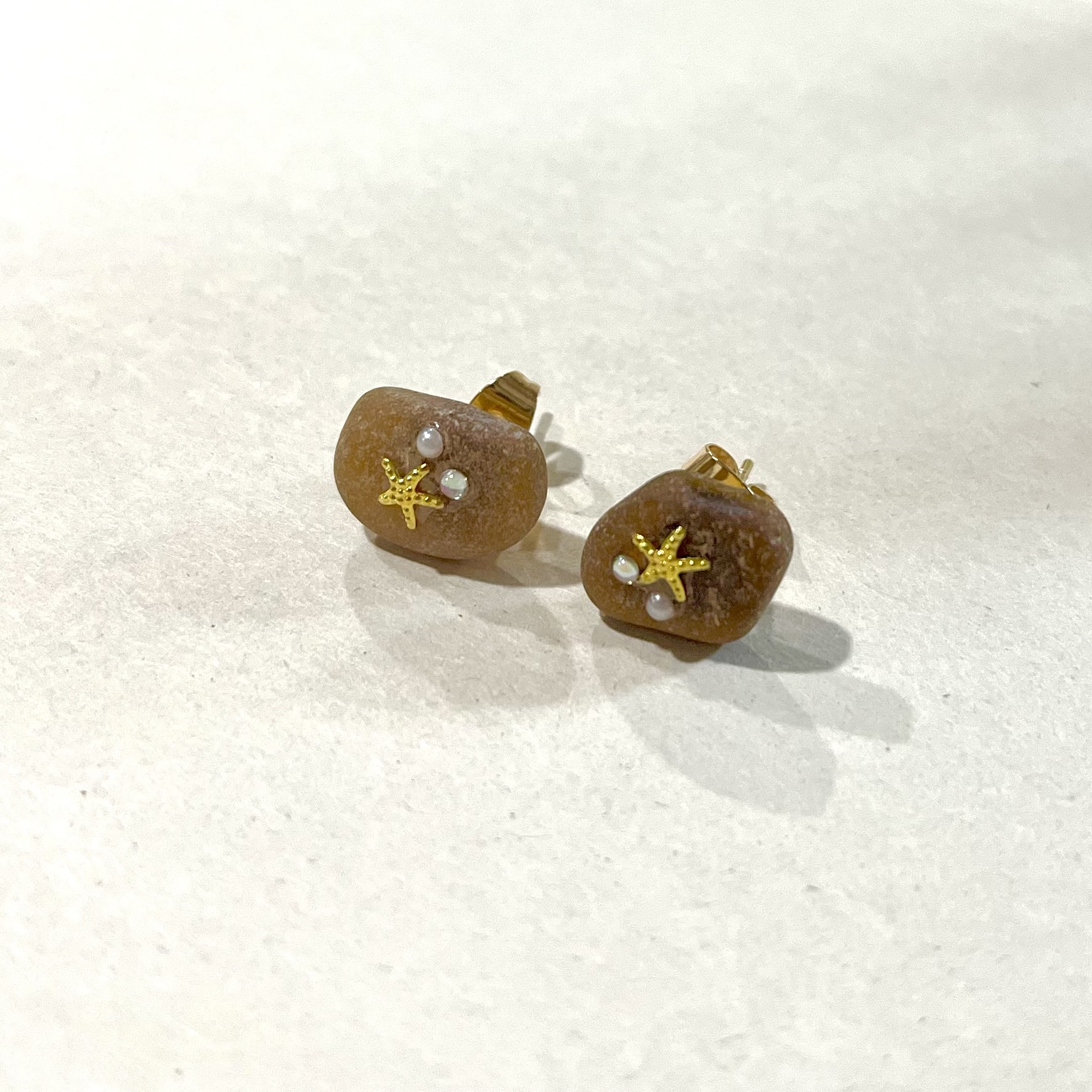 シーグラスとネイルシールで華やかピアス