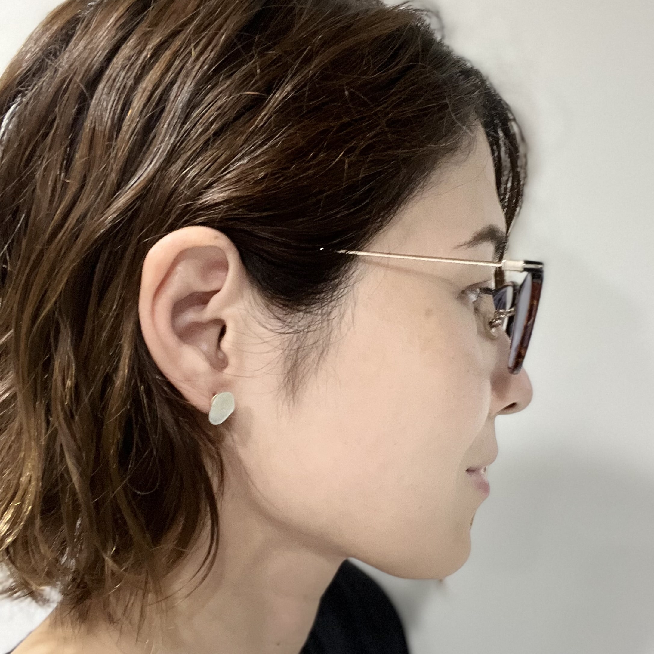 シーグラスのみのシンプルピアスを耳につけた様子