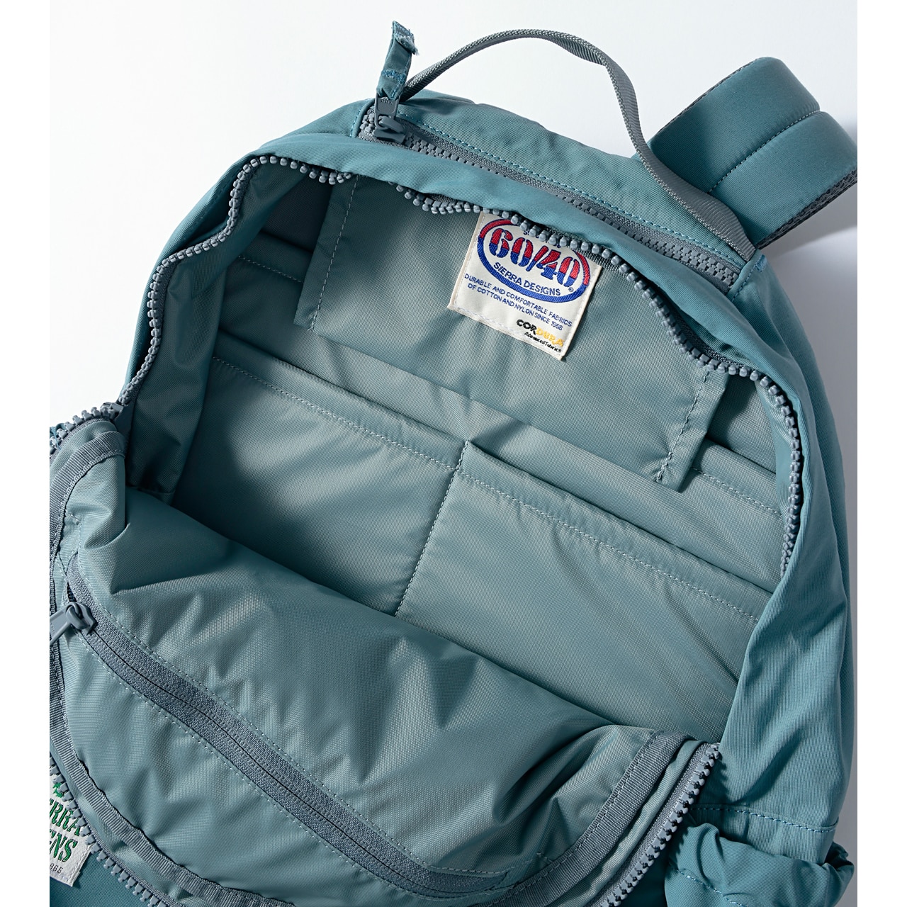 シエラデザインズのリュックの中身