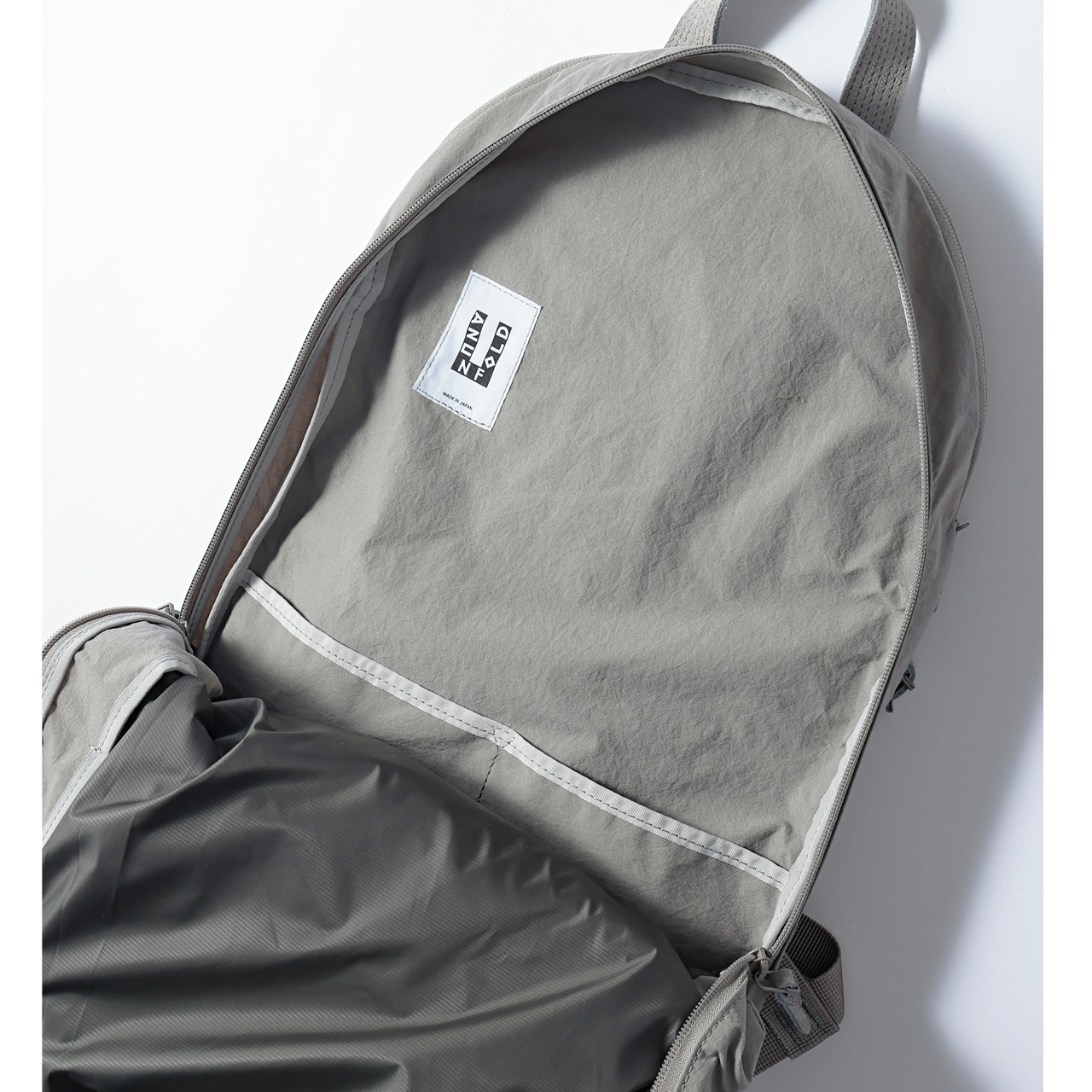 【ANUNFOLD（アヌンフォルド）】のリュックの中身