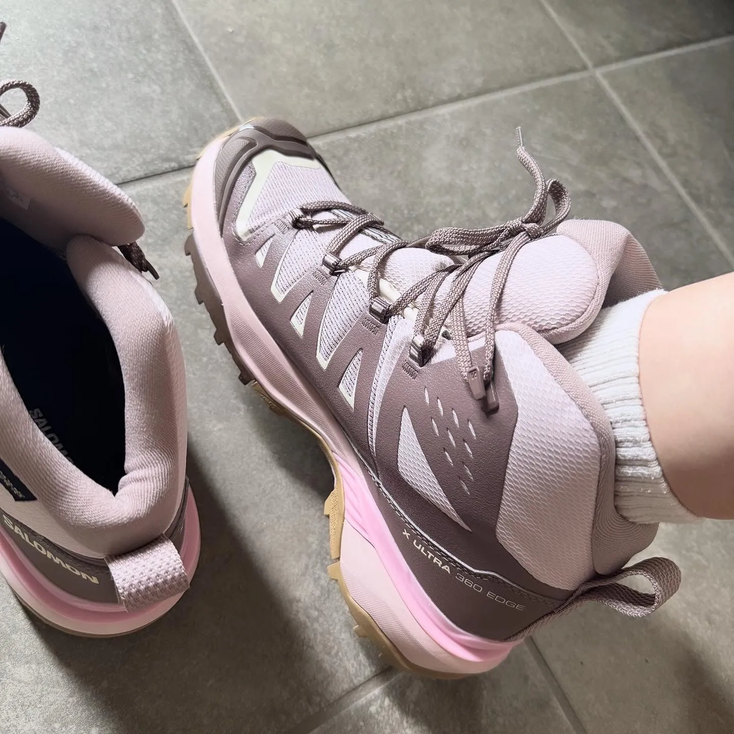 SALOMON「X ULTRA 360 EDGE MID GORE-TEX」片足履いたところ