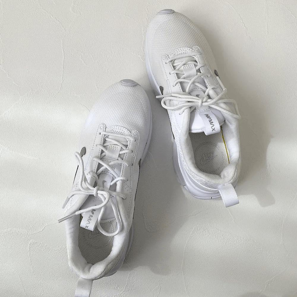 ナイキ「ウィメンズ エア マックス INTRLK ライト」白　商品上から