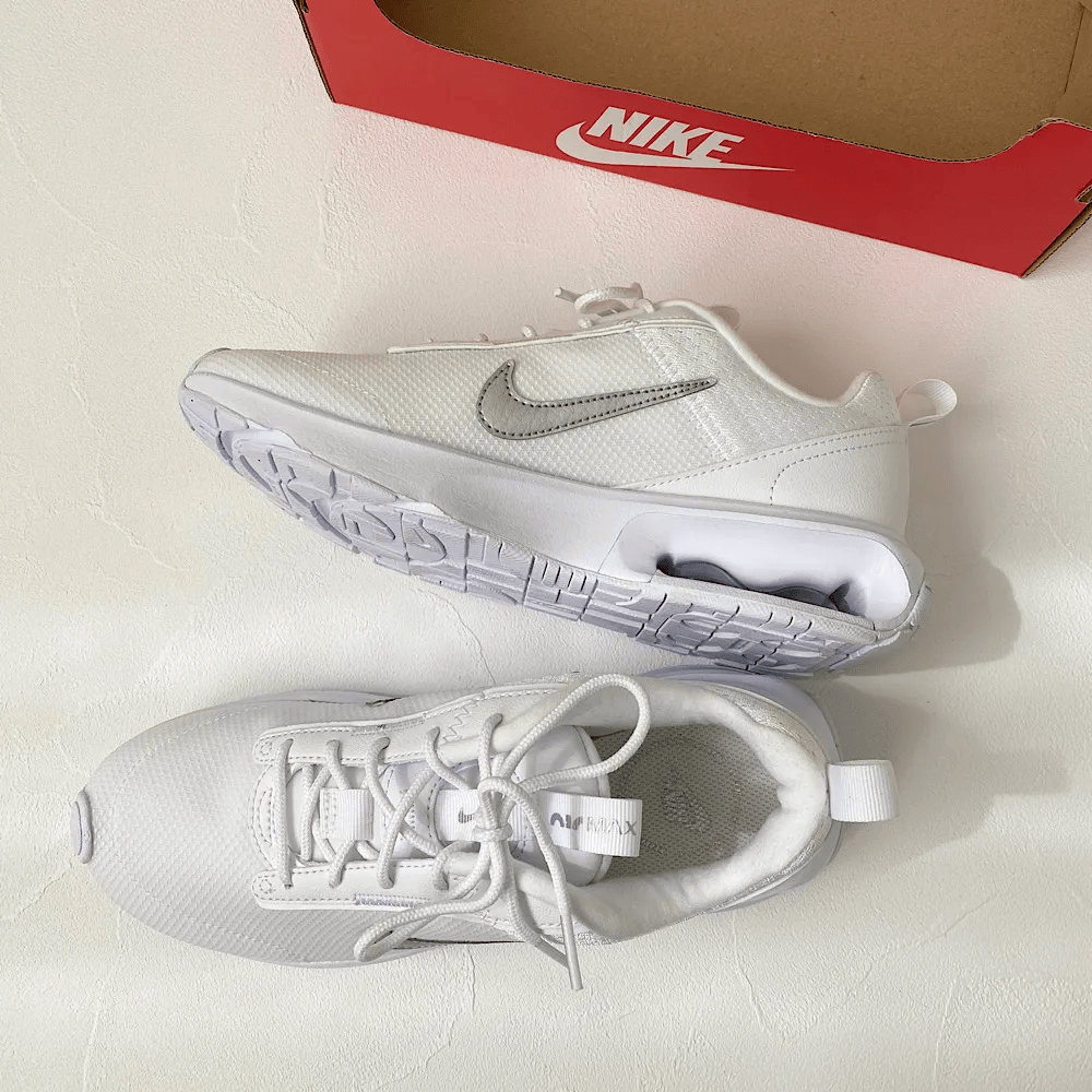 ナイキ「ウィメンズ エア マックス INTRLK ライト」白　箱と商品