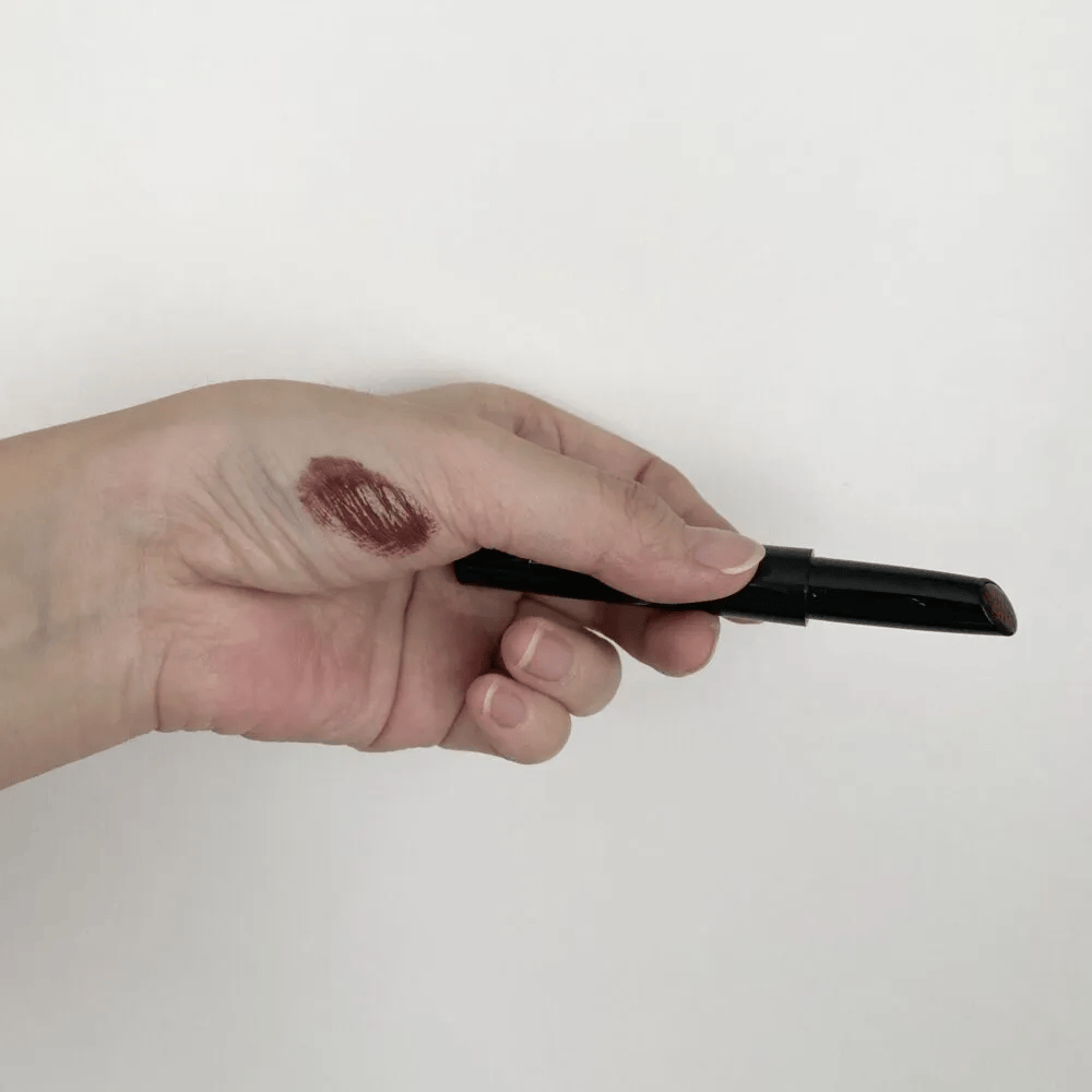 KATE「リップモンスター ツヤバース EX-01哀愁の亡霊」手に塗ったところ