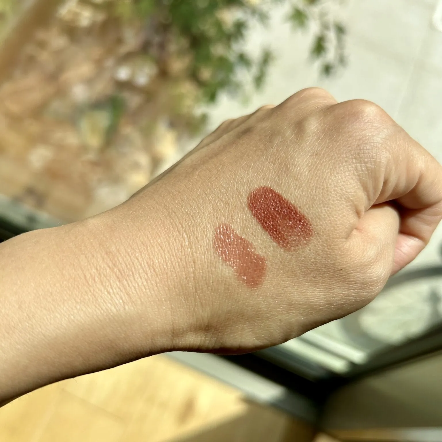 RMK「ベルベットシーン リップカラー 10 フレイム オブ フェイム」手に塗ったところ