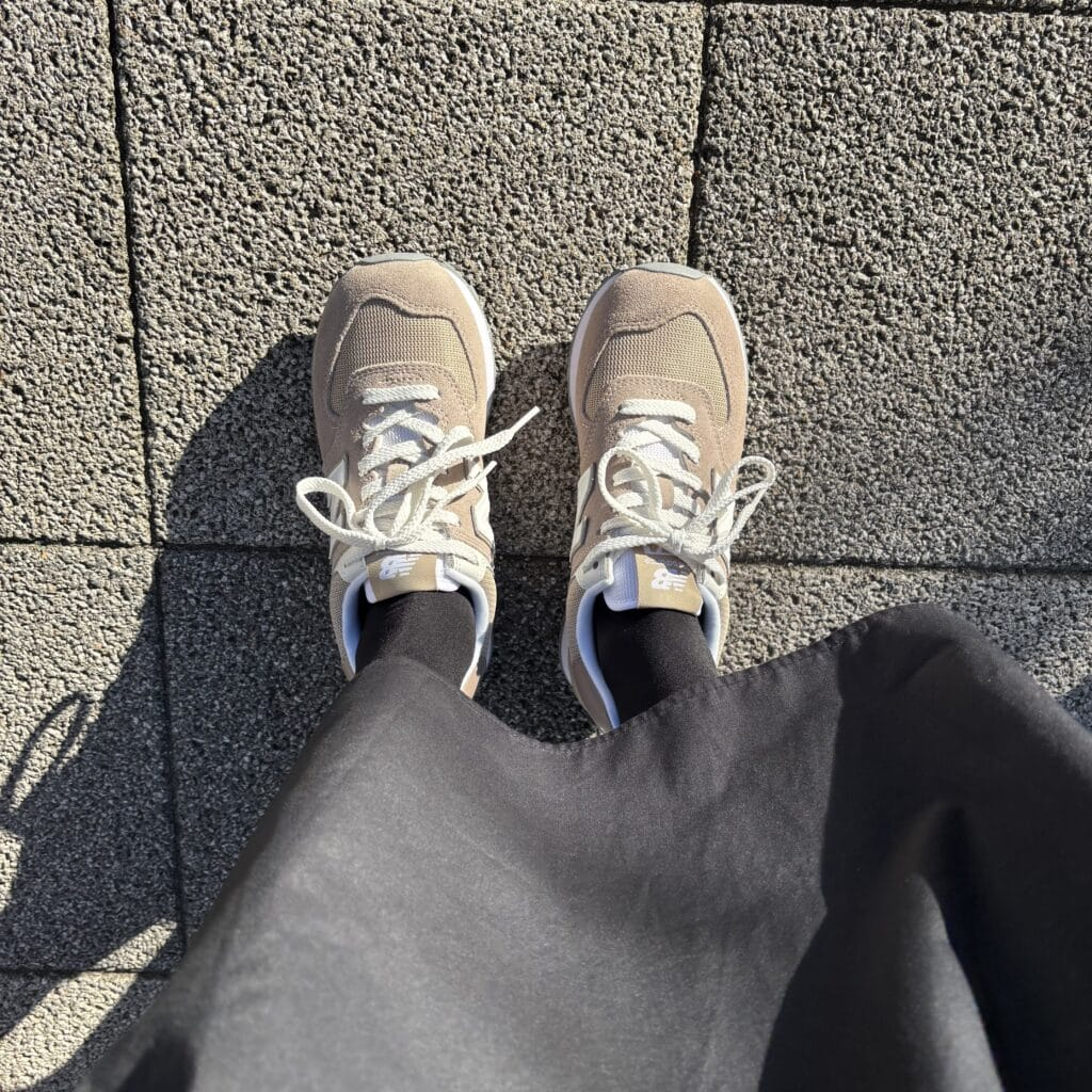 「ニューバランス574」ベージュ　コーデ足元