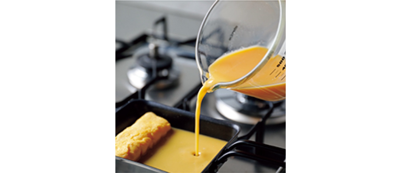 フライパンに注ぐときも、液垂れしにくい注ぎ口でストレスフリー