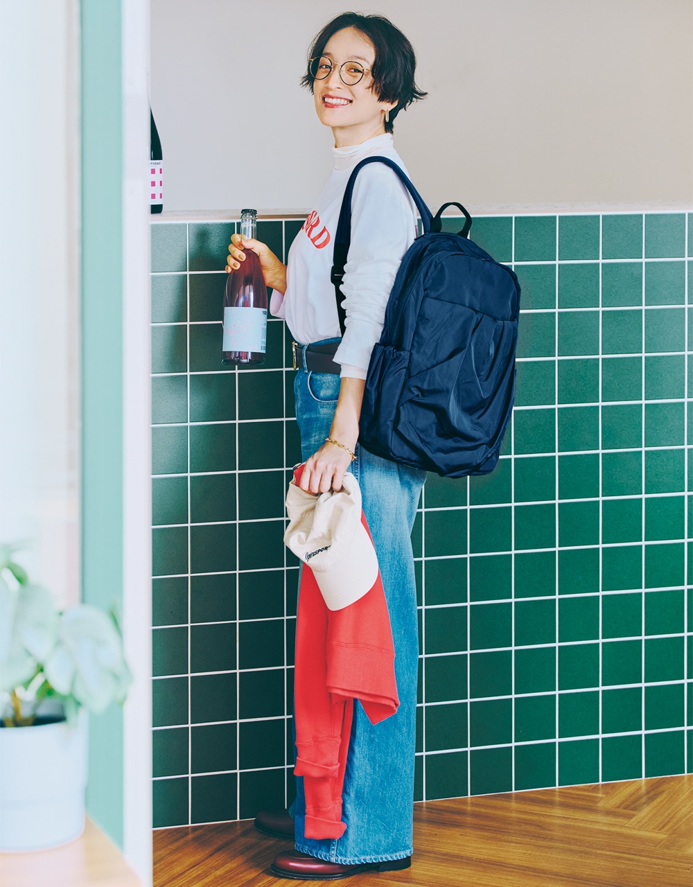 「引き締めブラック＆ネイビー」のリュックコーデ 高山都さん