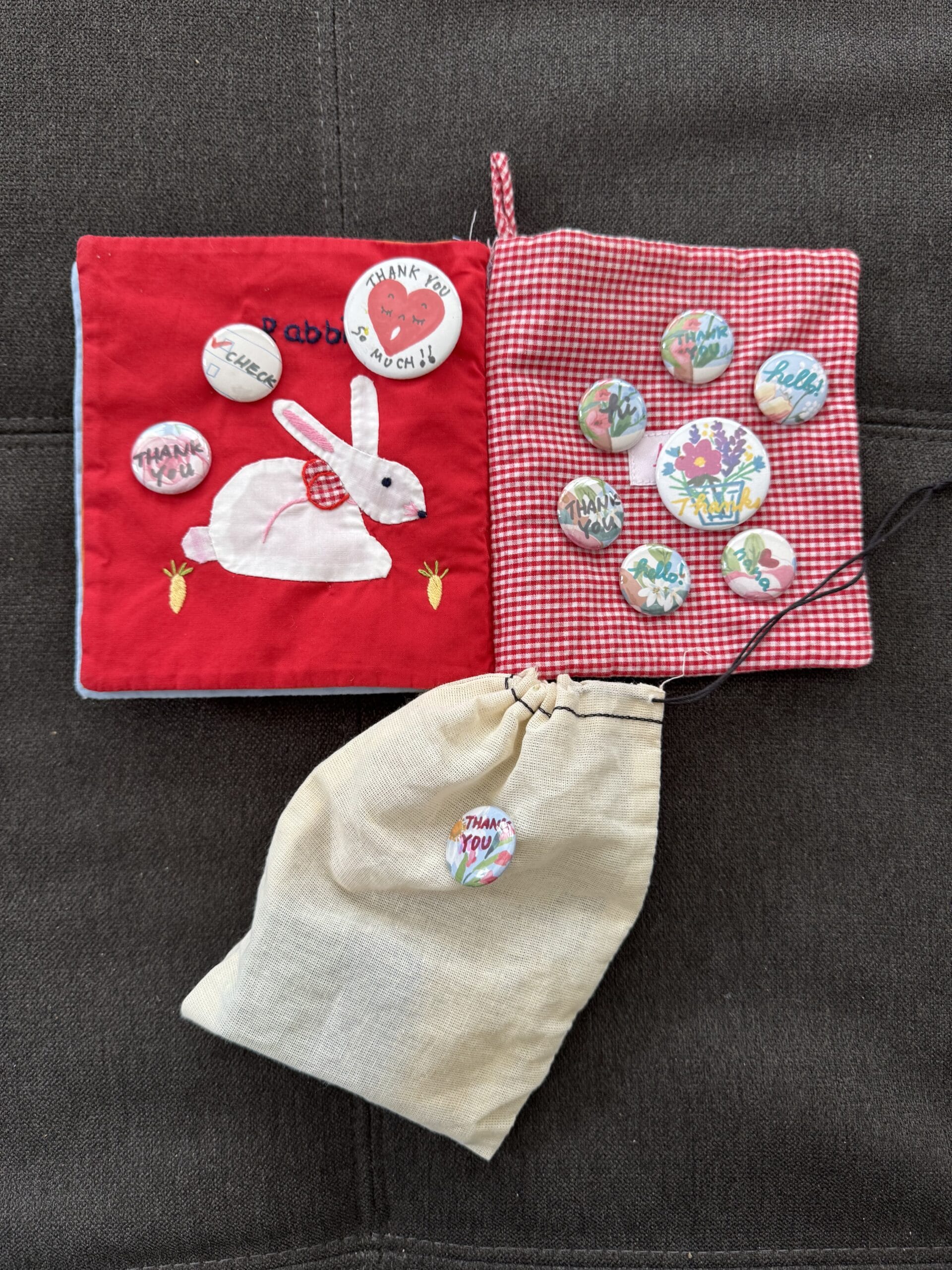 LEE100人隊が作ったメモ帳の絵の缶バッジの数々