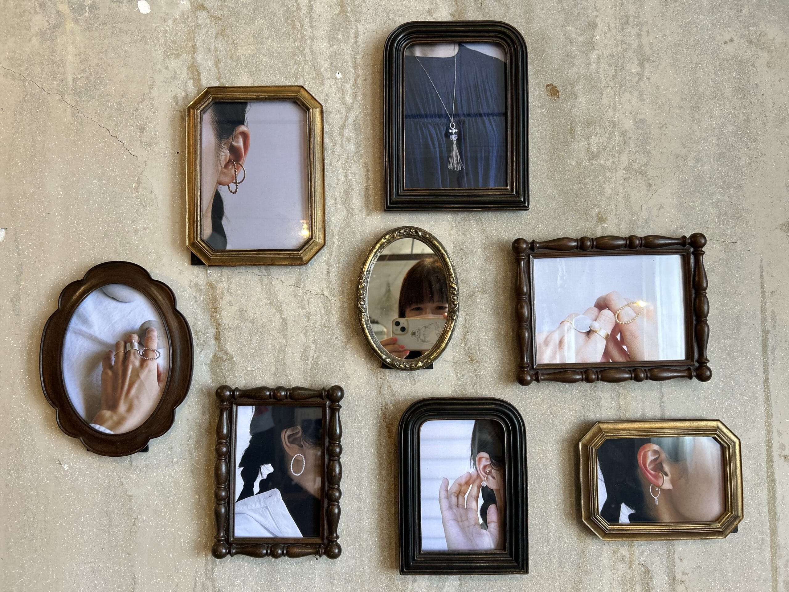 真鍮アクセサリーの着画とオシャレな額縁