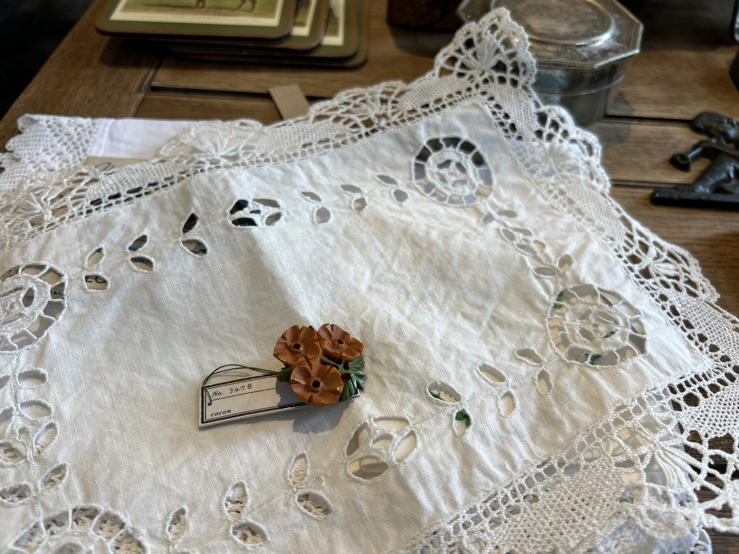 40代後半女性が欲しいアンティーククロスとブローチ