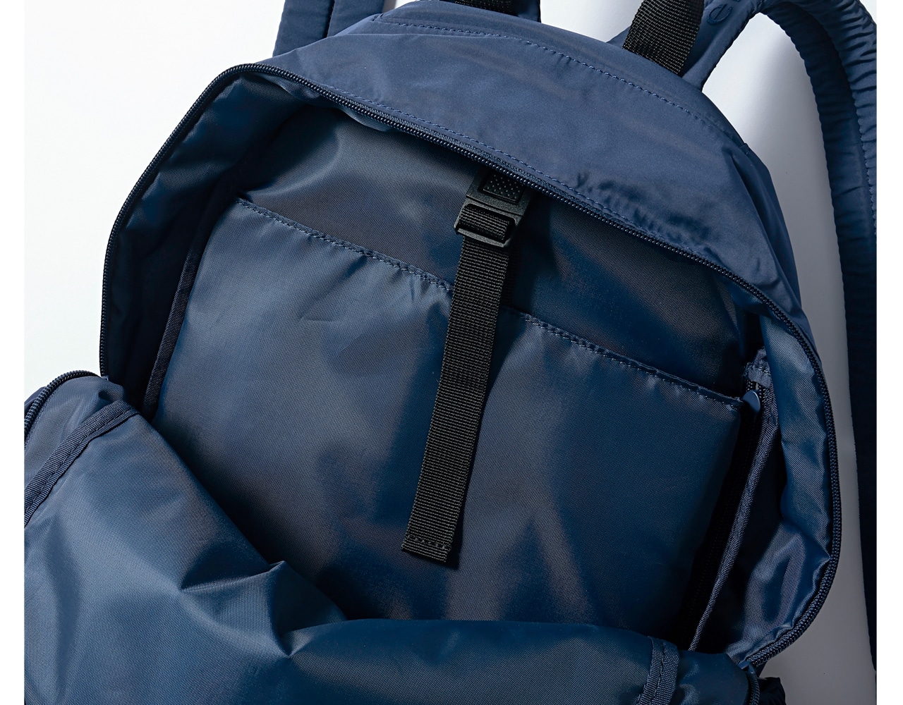 【emmi（エミ）】のリュックの中身