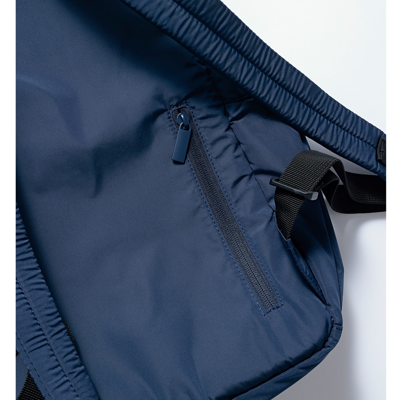 背負ったまま荷物を出し入れできる背面ファスナーポケット付き