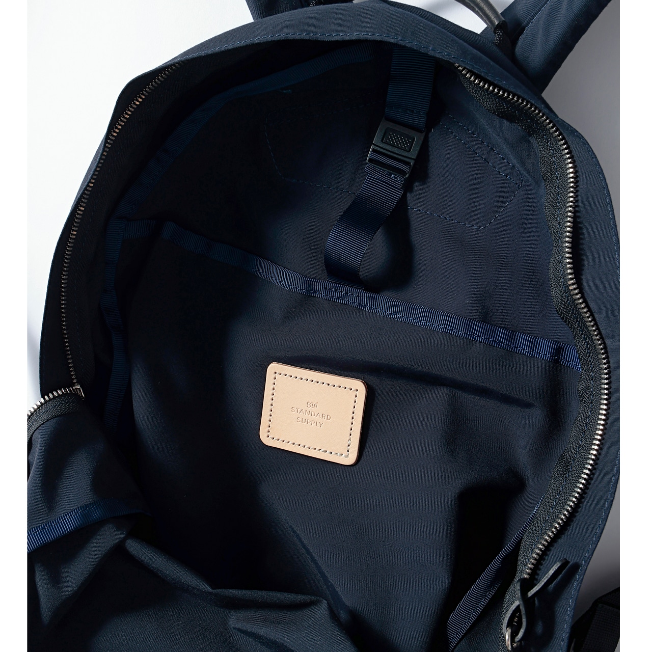 STANDARD SUPPLYのリュックの中身