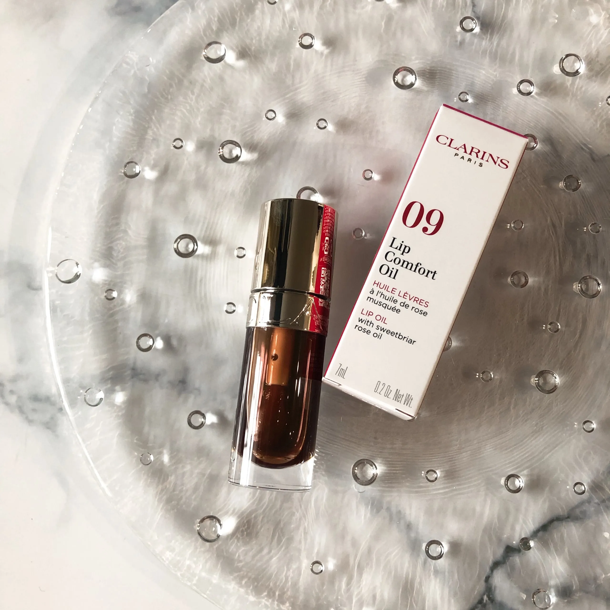 クラランス「リップコンフォートオイル 09 チョコレート」箱と商品