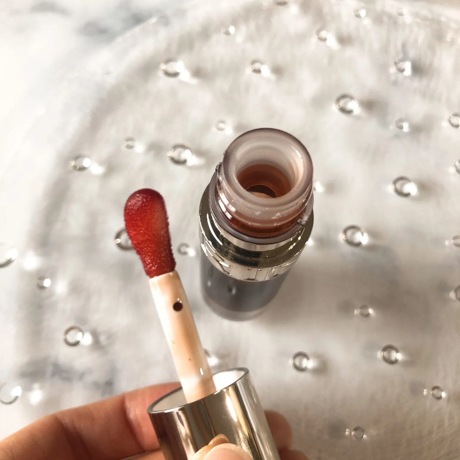 クラランス「リップコンフォートオイル 09 チョコレート」チップ