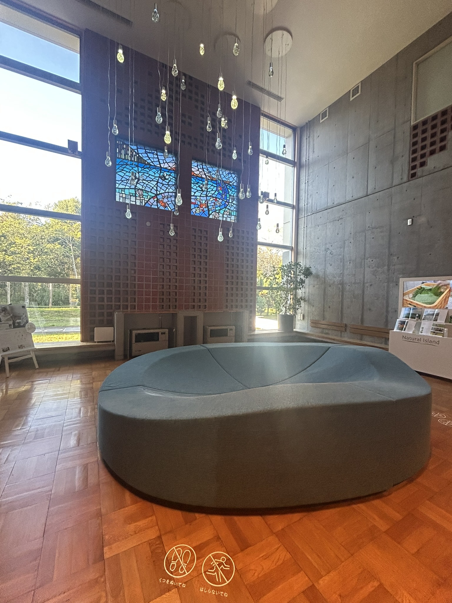 北海道・白老町虎杖浜「ナチュの森」内　森の工舎　エントランス