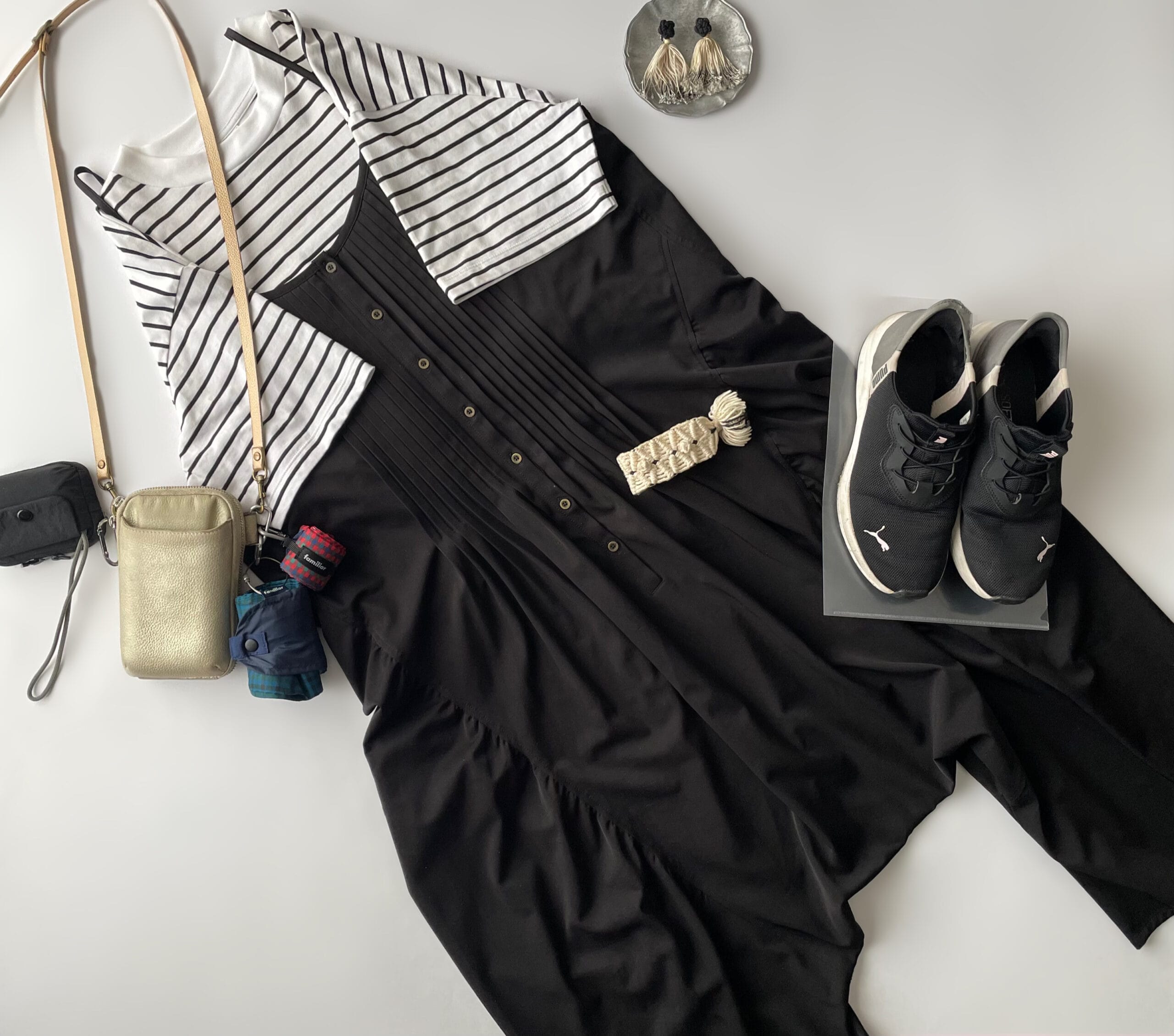 40代女性の2025年9月中旬コーデ、ユニクロのボーダーTとノアールレーベルの黒サロペットを合わせたフラットレイ画像。