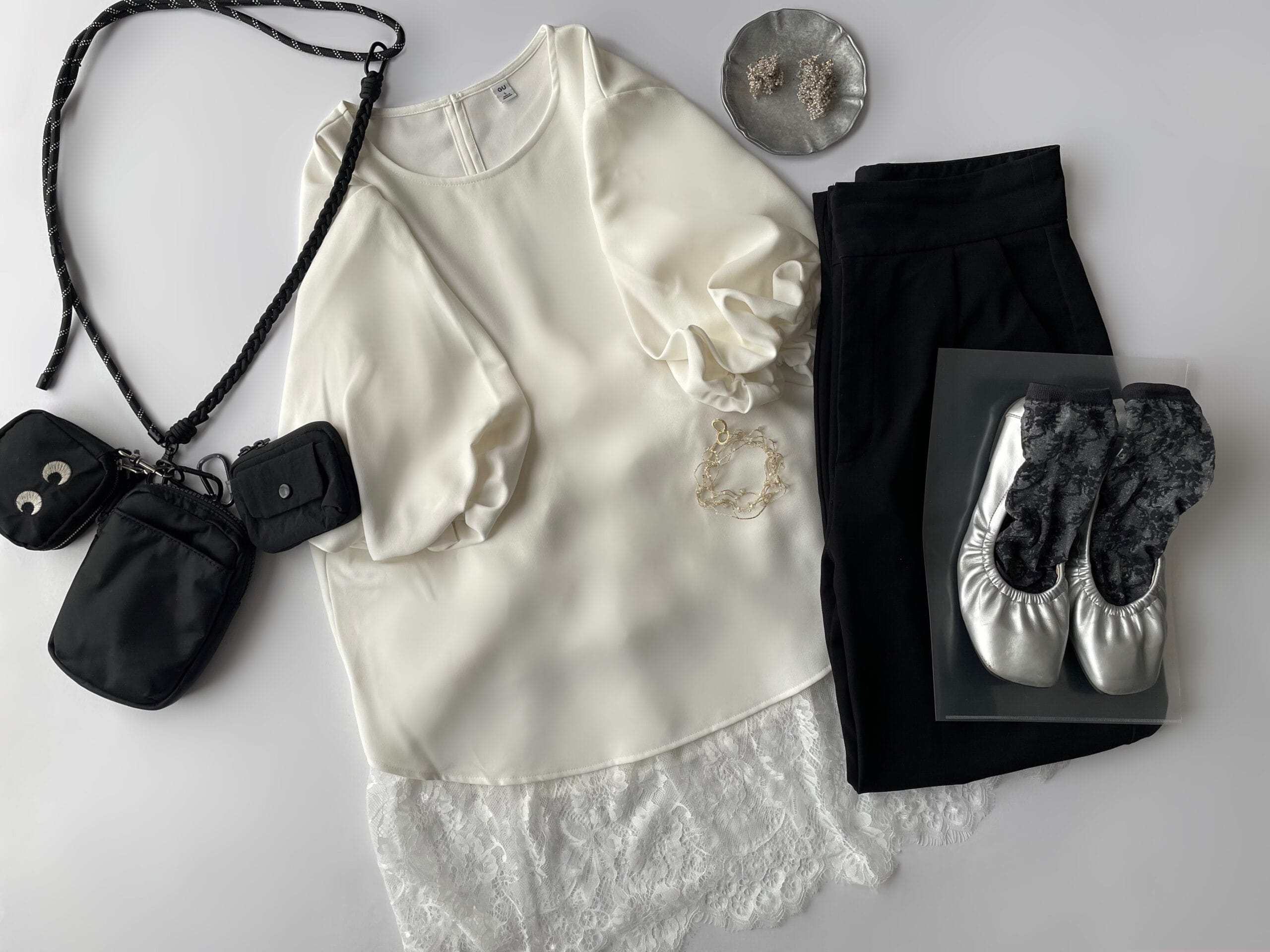 40代女性の2025年9月中旬コーデ、GUのパフスリーブブラウスとGUの黒のジョガーパンツを合わせたフラットレイ画像。