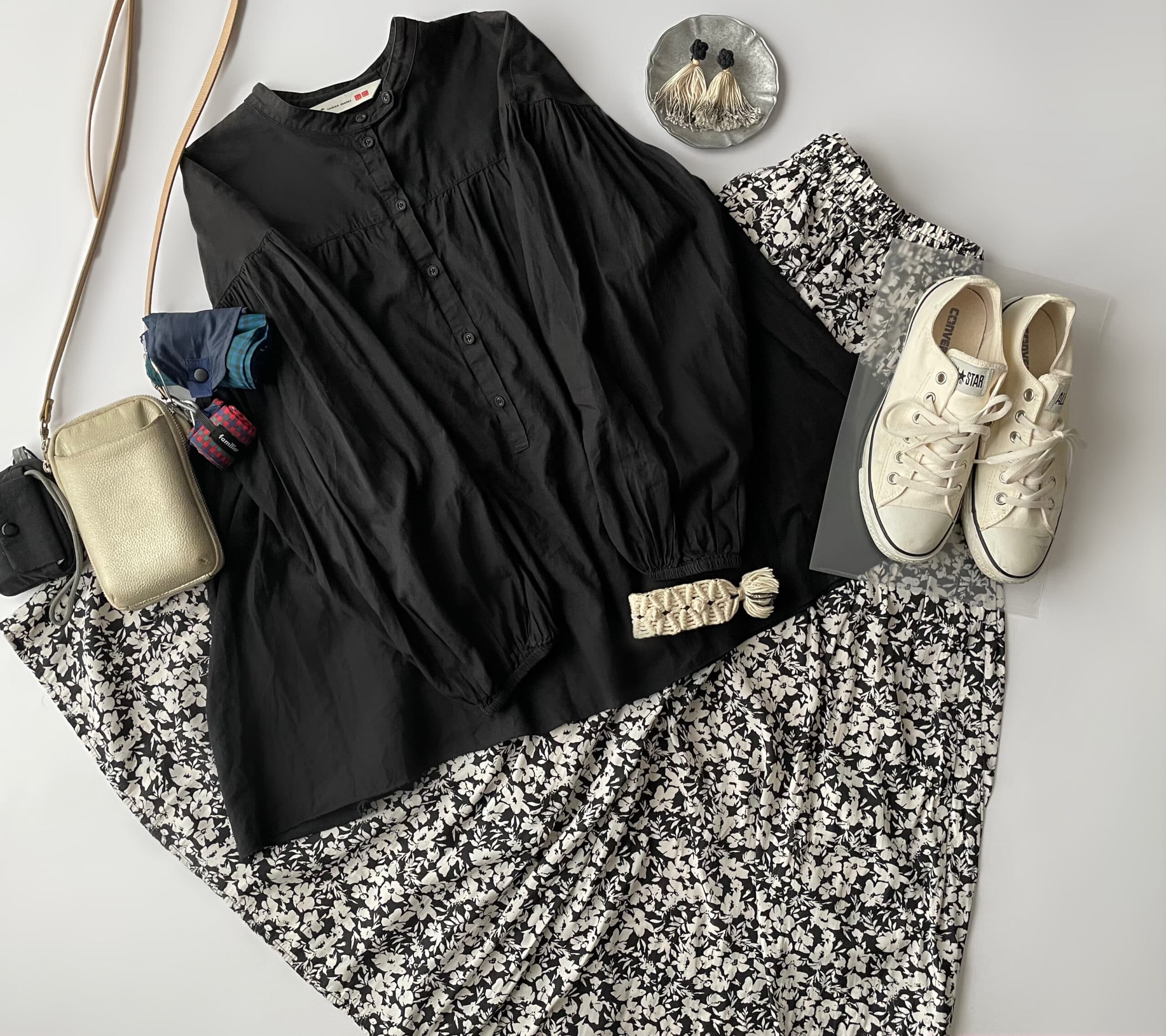 40代女性の2025年9月中旬コーデ、ユニクロ×トーマスマイヤーのコラボの黒ブラウスにanyFAMのスカート見え小花柄スカートを合わせたフラットレイ画像。
