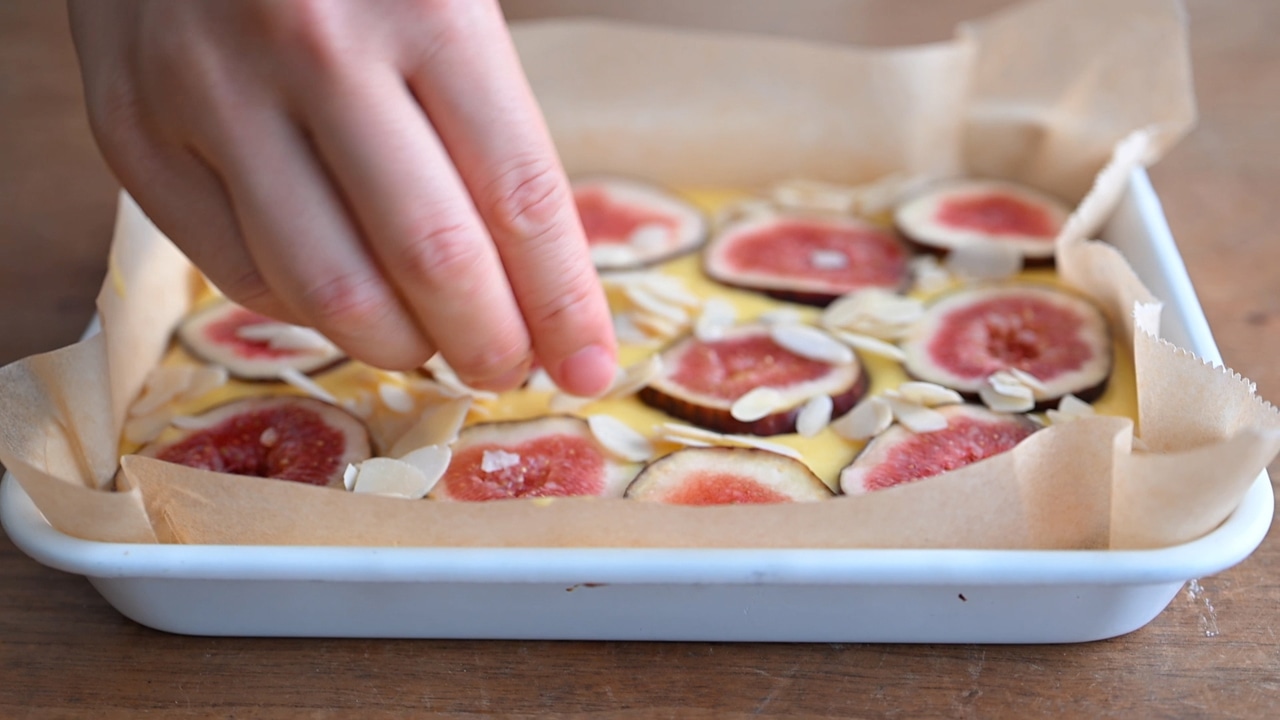 スライスアーモンドを散らす