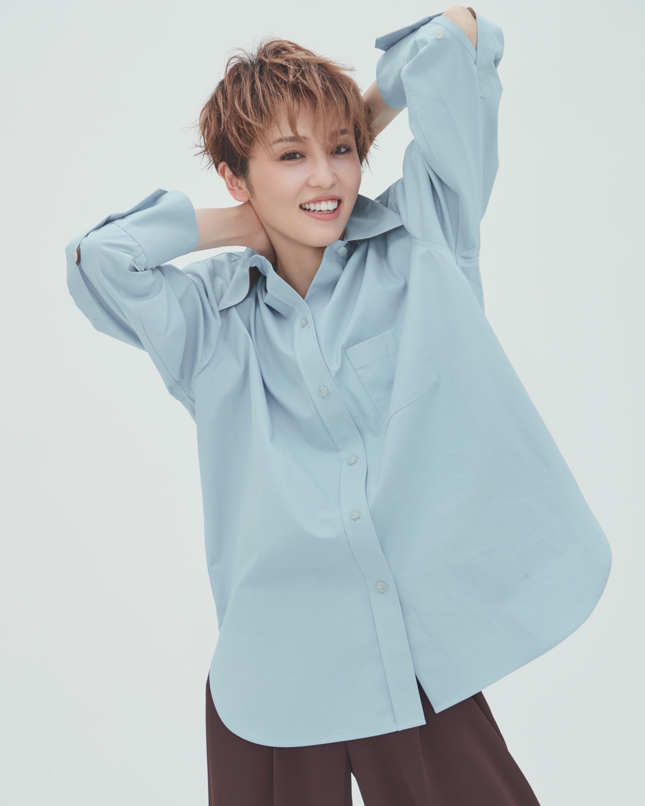 腕を上げたポーズの宝塚歌劇星組トップスター・暁 千星さん