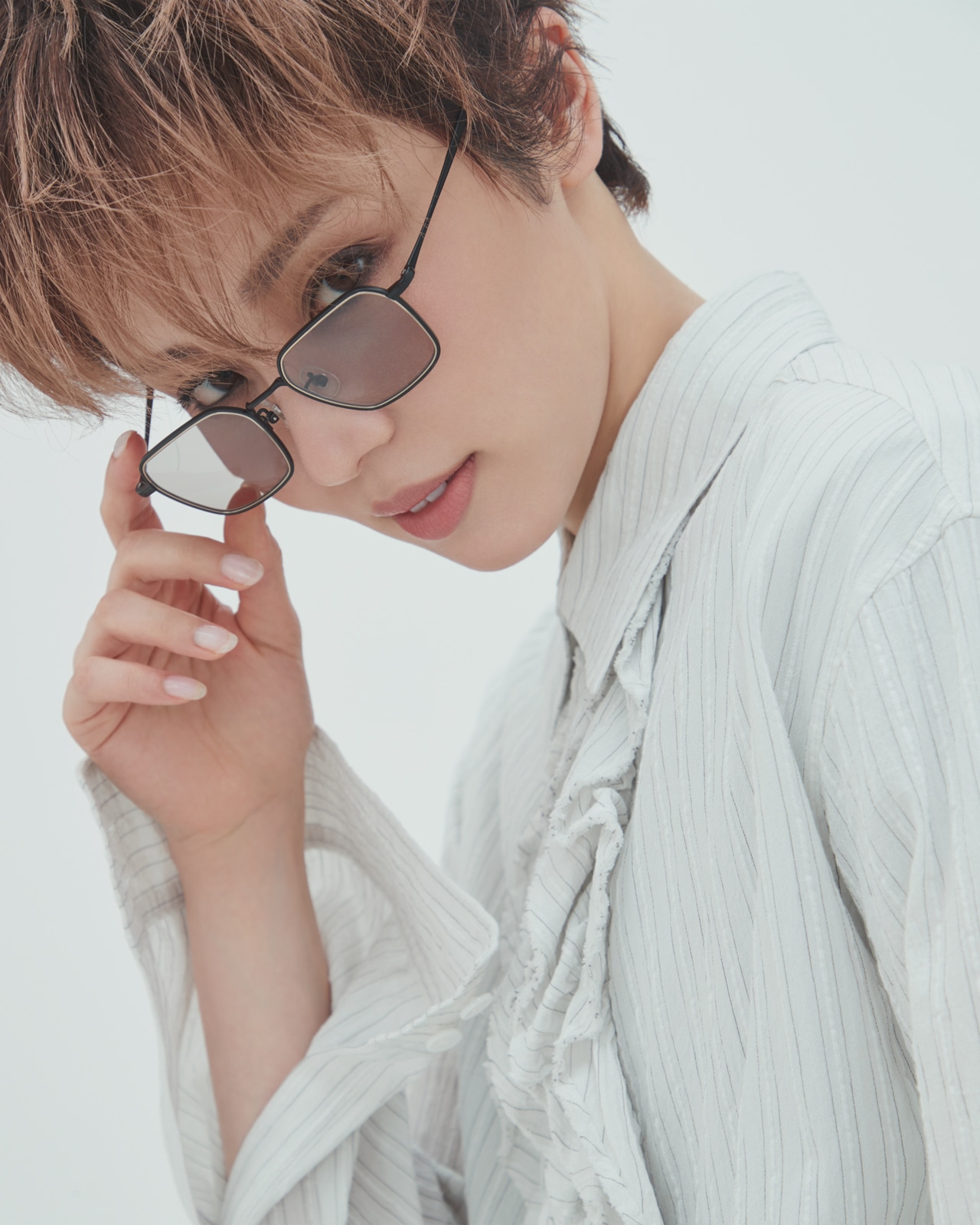 サングラスをかけた宝塚歌劇星組トップスター・暁 千星さん