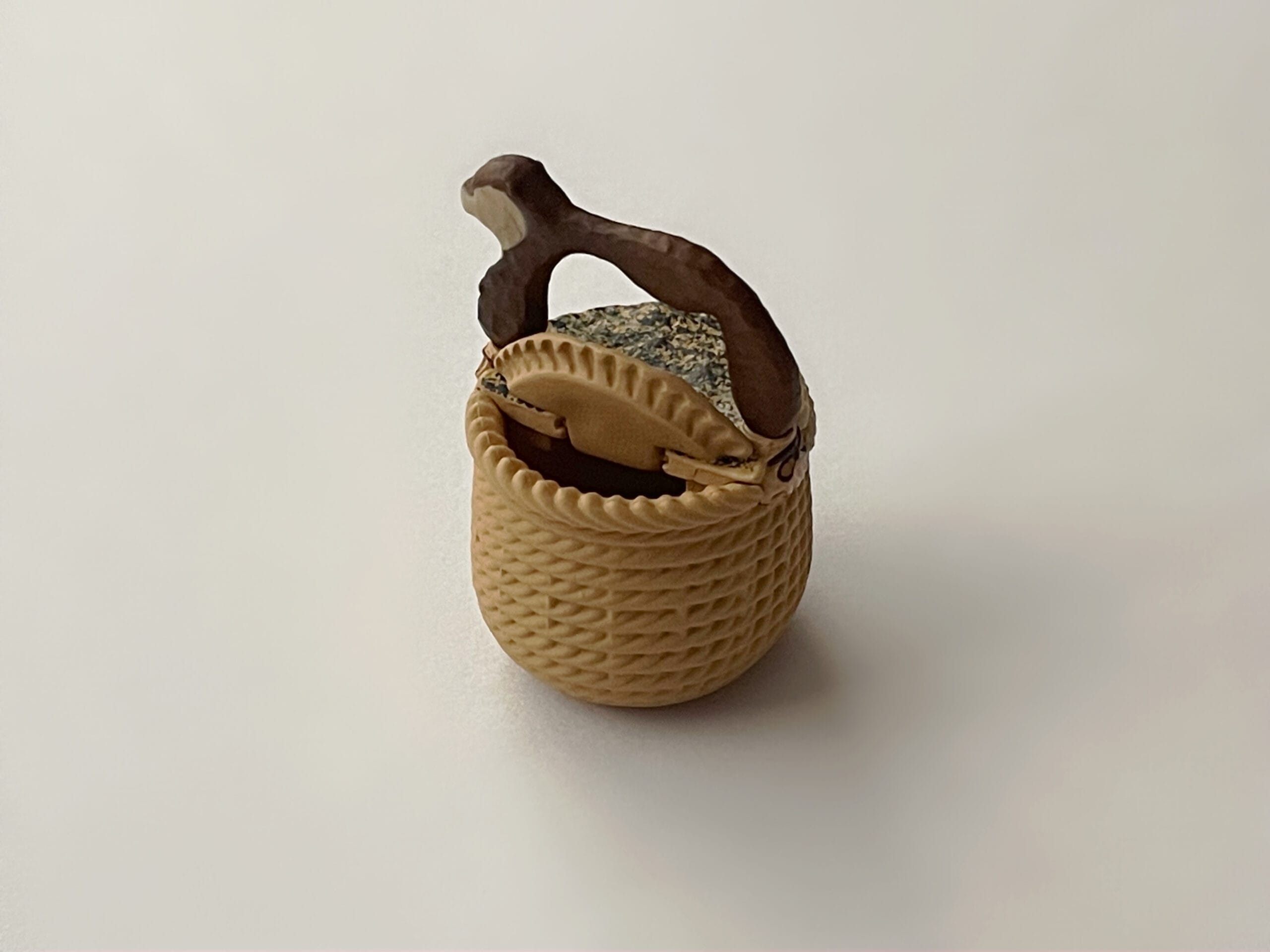 KIYATAガチャのカワウソバスケット、蓋を開けた様子。