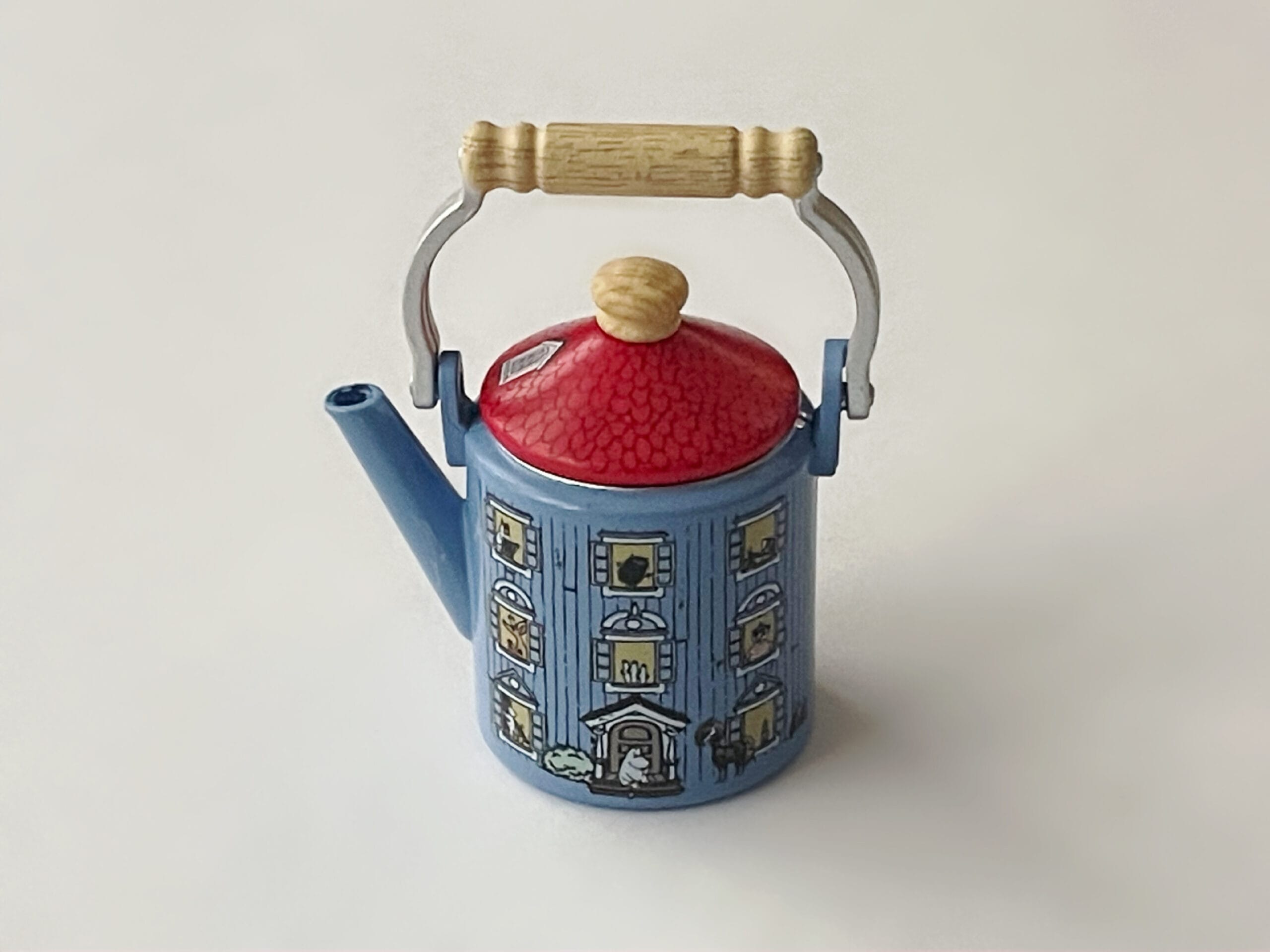 富士ホーロー×ムーミンコラボのカプセルトイ。ムーミンハウスのケトル。