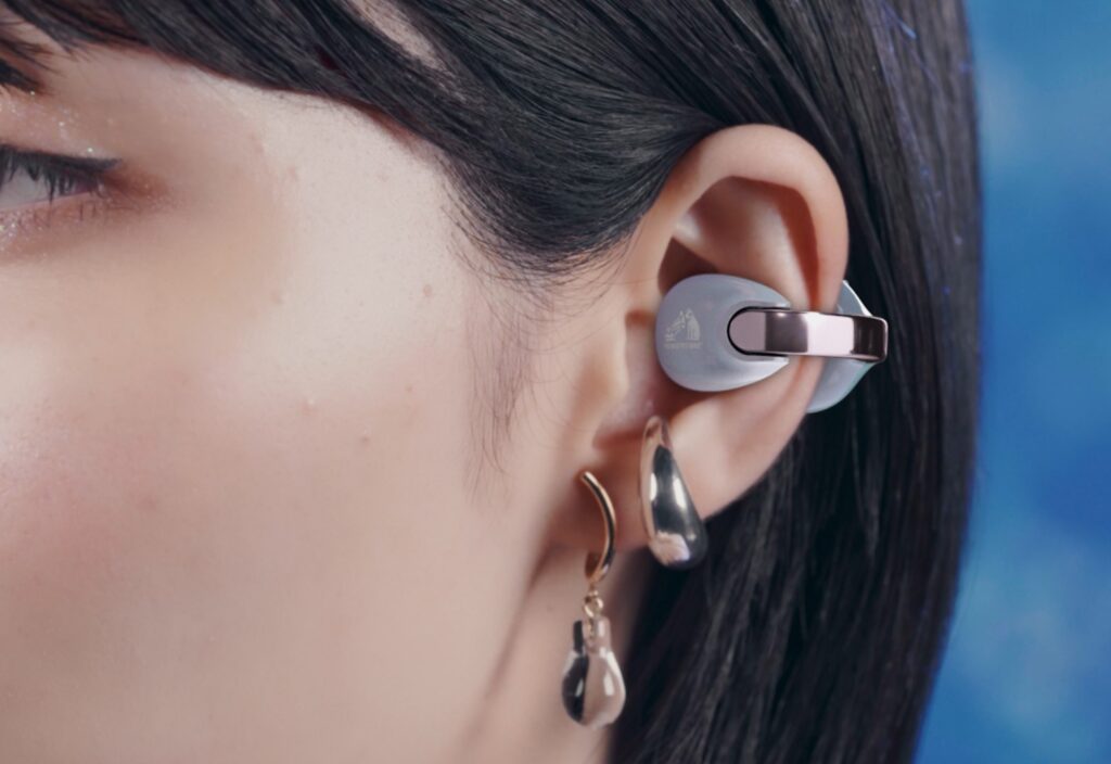 ヴィクター　ワイヤレスイヤホン「HA-NP1T」着用イメージ　寄り