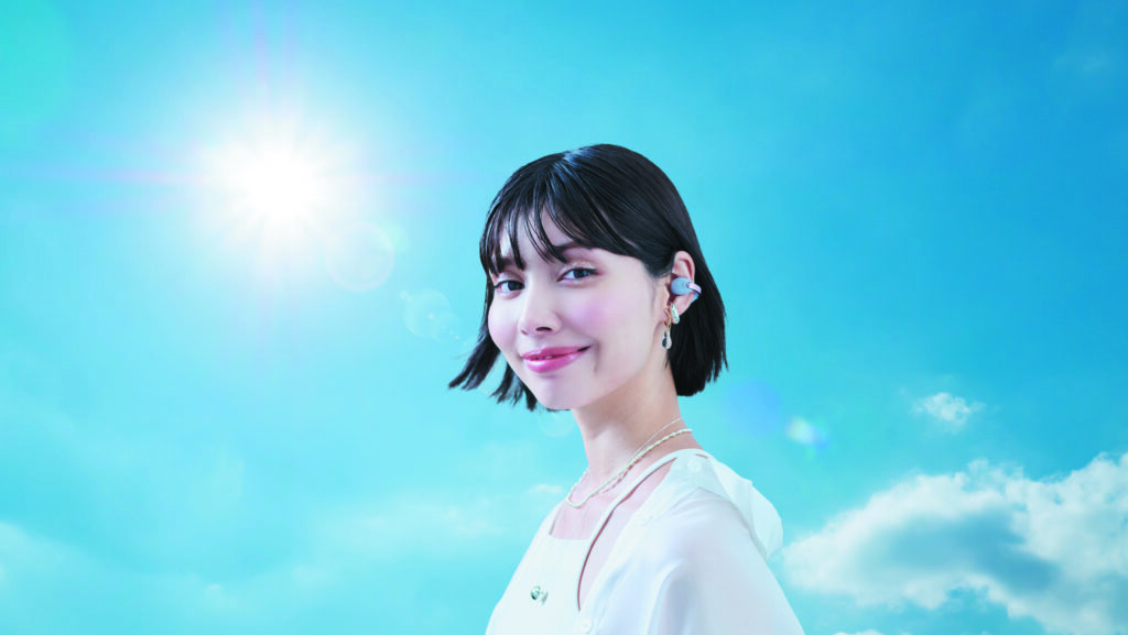 ヴィクター　ワイヤレスイヤホン「HA-NP1T」着用イメージ　引き