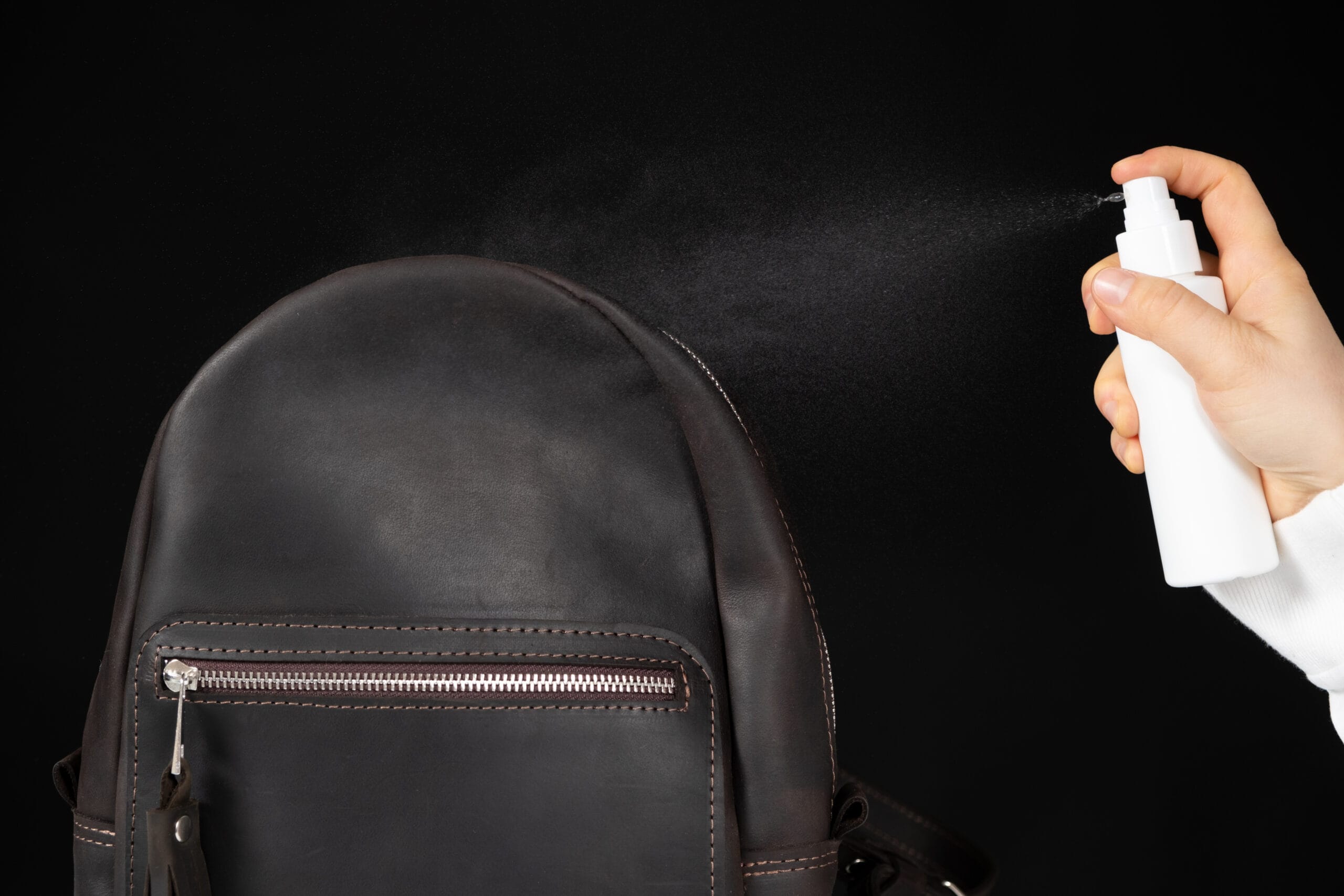 バッグに消臭スプレーをかけるイメージ画像