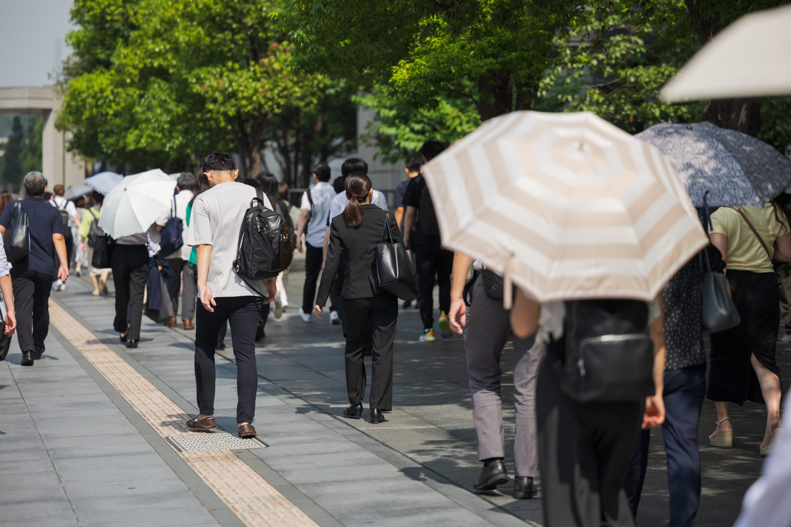夏の通勤でバッグが汚れるイメージ画像