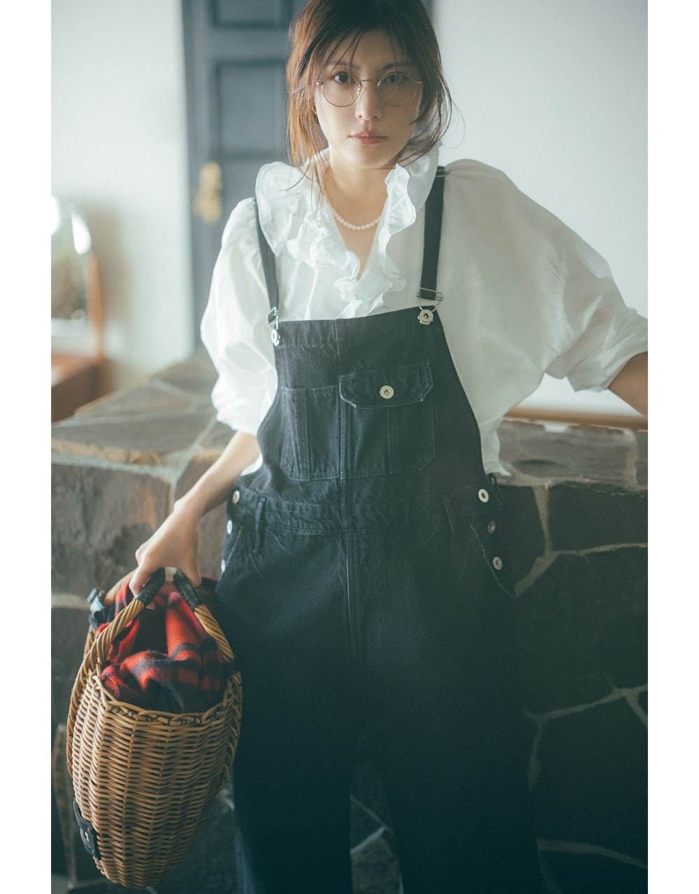 佐藤ありささん フリルブラウスコーデ