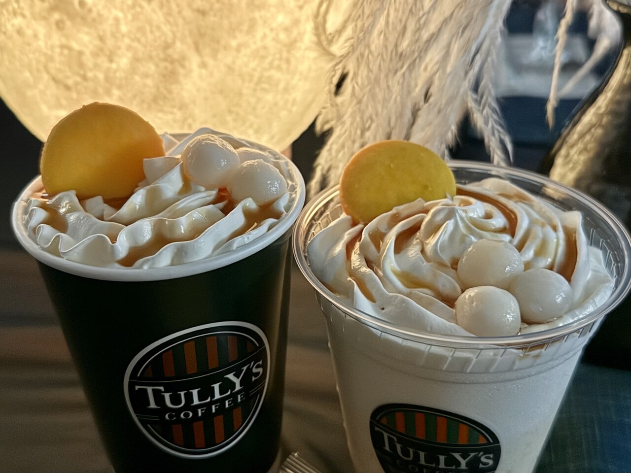 「もちもちみたらし団子ラテ」と、「もちもちみたらし団子シェイク」、トッピングアップ