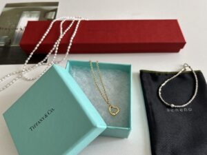 40代後半女性のティファニーブレス、パールネックレス、ビーズブレスレット